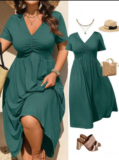 👗 מבצע מוגבל 50% הנחה! ✨ שמלת מידי מידות גדולות עם צווארון V, קפלים ושרוולים קצרים – סילואט A-ליין ובד זורם 🌸